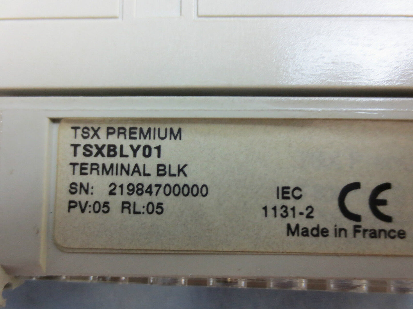 SCHNEIDER TSXDSY08T22 - 8Q 24VDC SOURCE 2A TR. BLK w/ TSXBLY01 TERM BLK