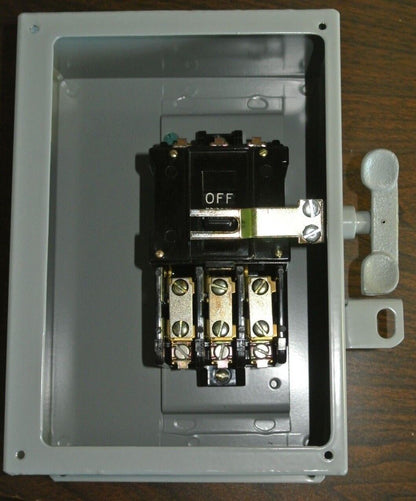 GE CR1062S3BAT3000 - MANUAL MOTOR STARTER, TOGGLE 3-P NO OVERLOAD - NEW SURPLUS