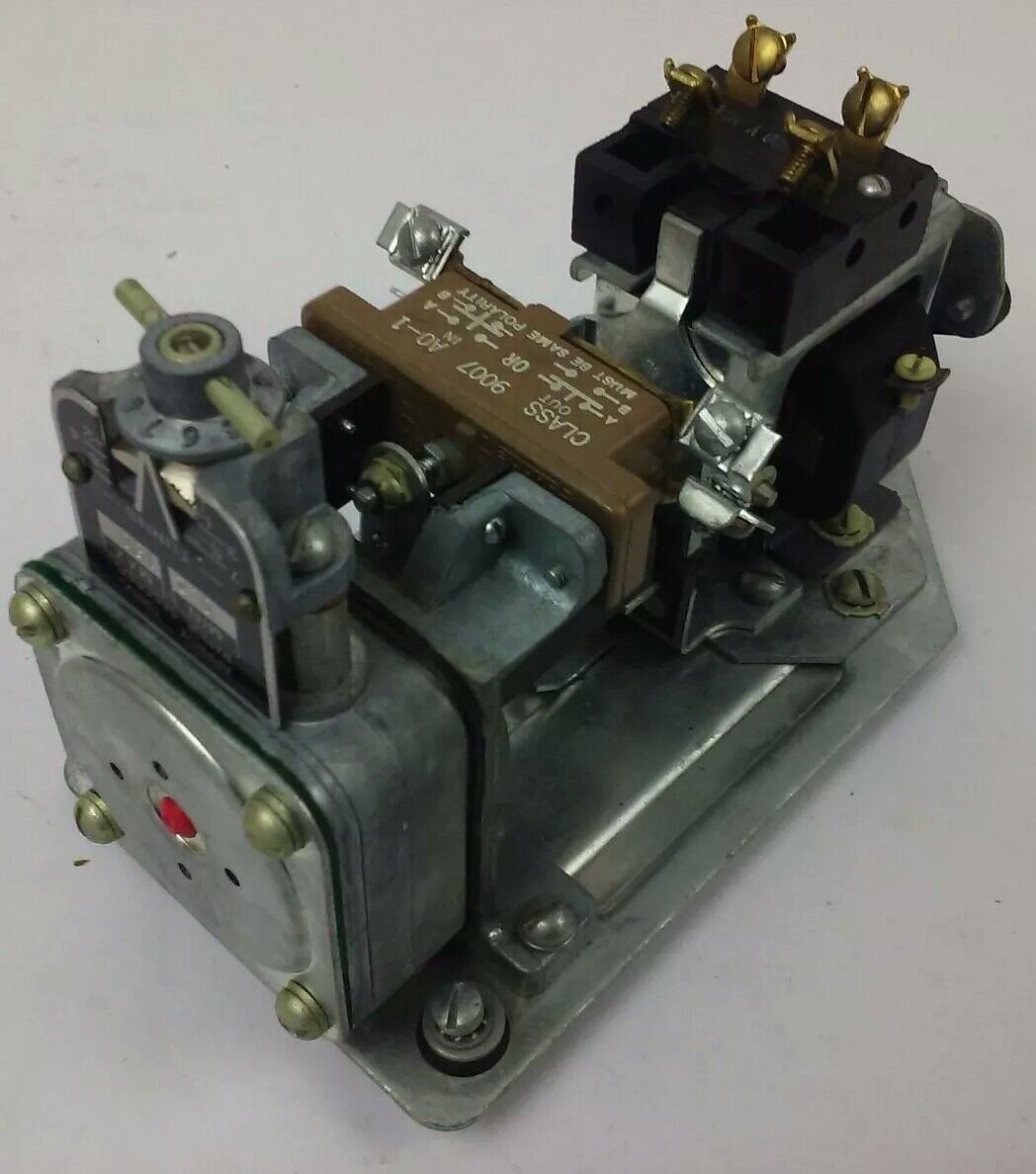 SQ. D CLASS 9050 TYPE RO-12E SER.A, AC PNEUMATIC TIMING RELAY, 120V,60HZ,15A,NEW