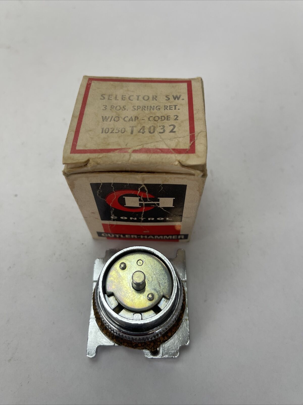 CUTLER HAMMER 10250T4032 SELECTOR SWITCH 3 POSITION SRPRING RET. W/O CAPE CODE 2