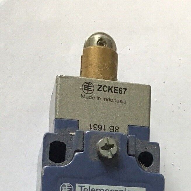 TELEMECANIQUE XCKJ SAFETY INTERLOCK SWITCH 240V 3A 6KV W/ ZCKE67 ROLLER HEAD