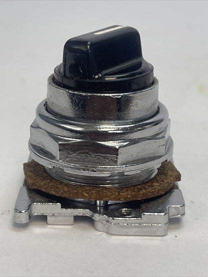 CUTLER HAMMER 10250T3032 SELECTOR SWITCH 3 POS. SPR. RET. NEMA 4-13 LEVER VERT