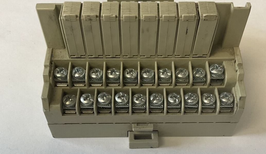 ALLEN BRADLEY 1794-OA8 INPUT 230VAC 10A SER.A 5VDC 640MA REV.E01