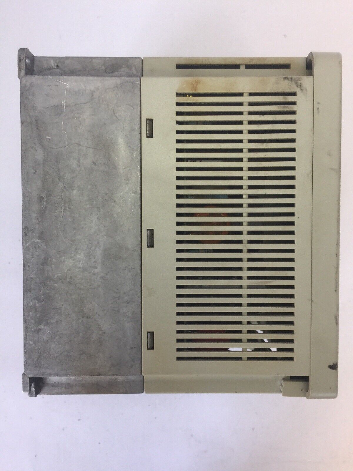 ALLEN BRADLEY 1305-BA06A AC DRIVE INPUT 380-460V 5.8A OUTPUT 380-460V 6.0A 3 HP