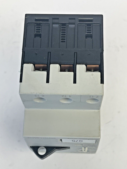 SIEMENS - 3RV1011-0AA10 & 3RV1901-1E-CIRCUIT BREAKER W/ SWITCH TRANSVERSE