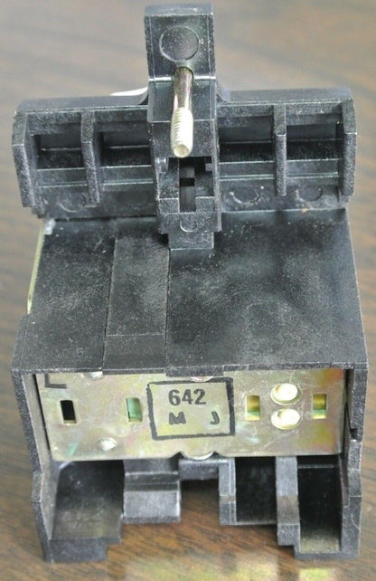 SQUARE D CLASS 8501, TYPE LT TIMING RELAY - NEW SURPLUS, but KNOB is CRACKED