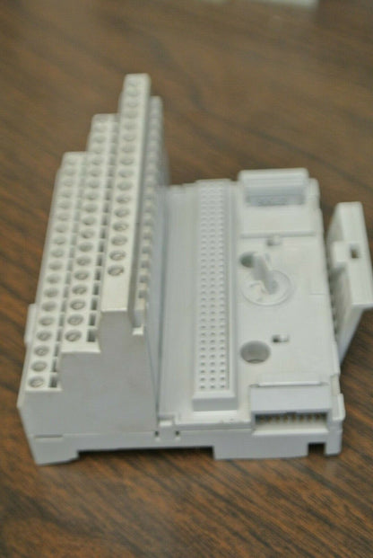 ALLEN-BRADLEY 1794-TB3 TERMINAL BASE / Ser. A, Rev. A02 / 120VAC / 10A