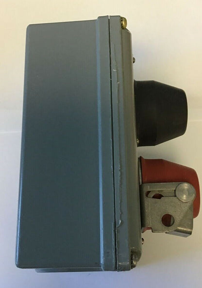WESTINGHOUSE TYPE OT-1 CLASS 15-022 PUSHBUTTON STATION 600VAC/DC