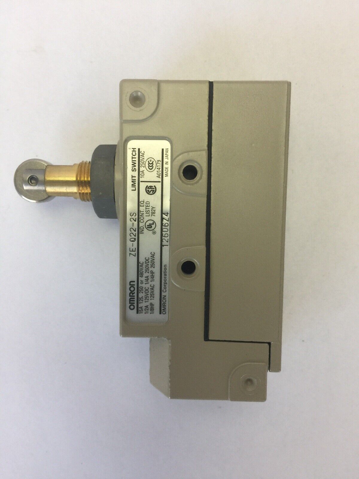 OMRON ZE-Q22-2S LIMIT SWITCH 125/250/480VAC 15A 250VDC 1/4A 250VAC 1/4HP