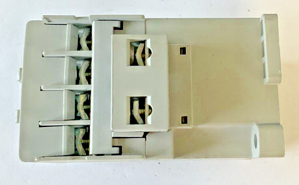 ALLEN BRADLEY 100-C09*300 CONTACTOR SER.A  600VAC 25A
