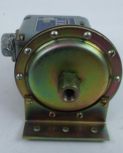 SQUARE D 9012 AMW-1 PRESSURE SWITCH RANGE .25-2.5 PSI DIFFERENTIAL .2-2 PSI