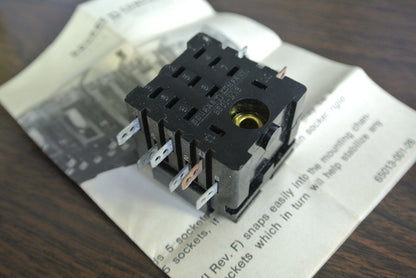 SQUARE D NK-3T - Series C - TRACK-MOUNTED SOCKET - NEW SURPLUS
