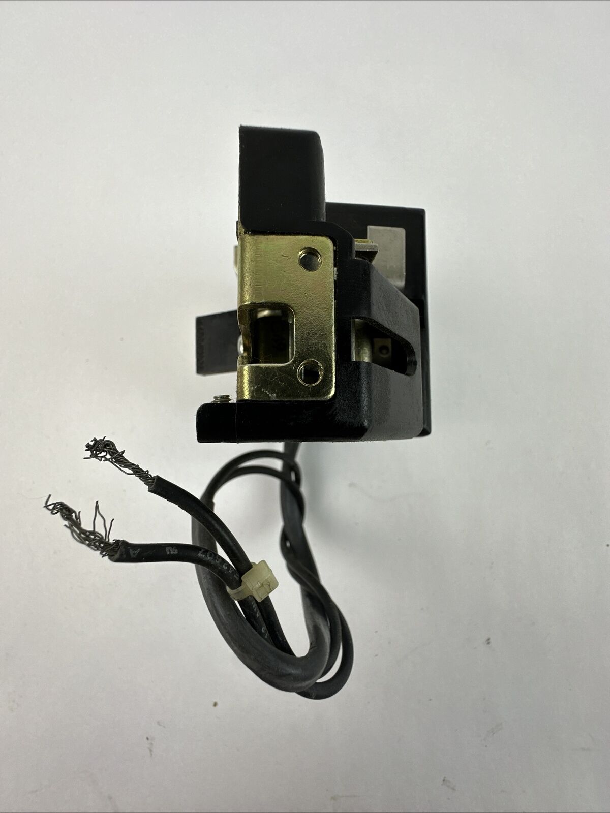GE TVST12R SHUNT TRIP 120-240VAC 50/60HZ 125VDC CIRCUIT BREAKER ACCESSORY