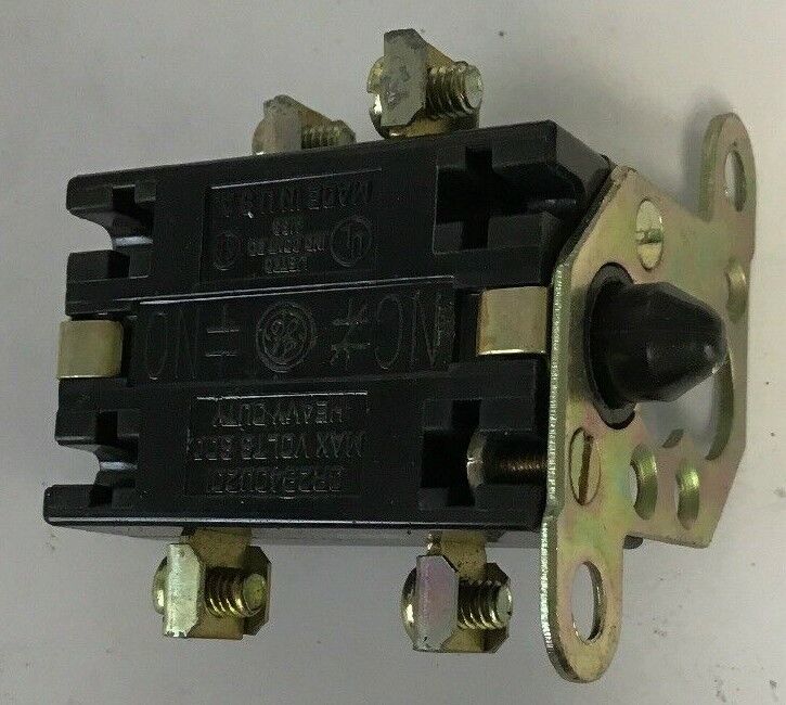 GENERAL ELECTRIC CR2940UB202C 600V BLACK 3 POS MAINTAINED OILTIGHT SEL.SWITCH