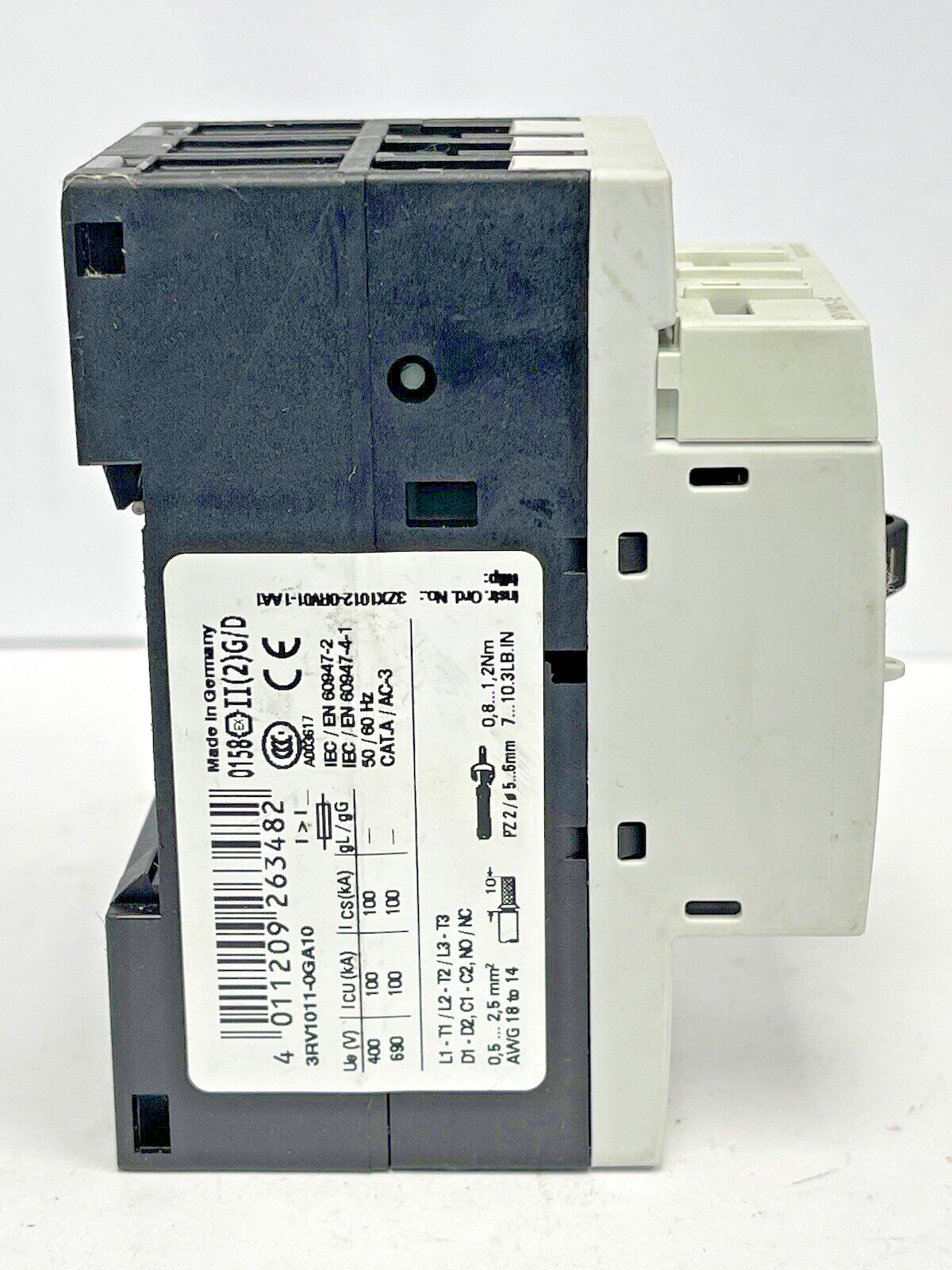 SIEMENS - 3RV1011-0GA10 & 3RV1901-1E-CIRCUIT BREAKER W/ SWITCH TRANSVERSE