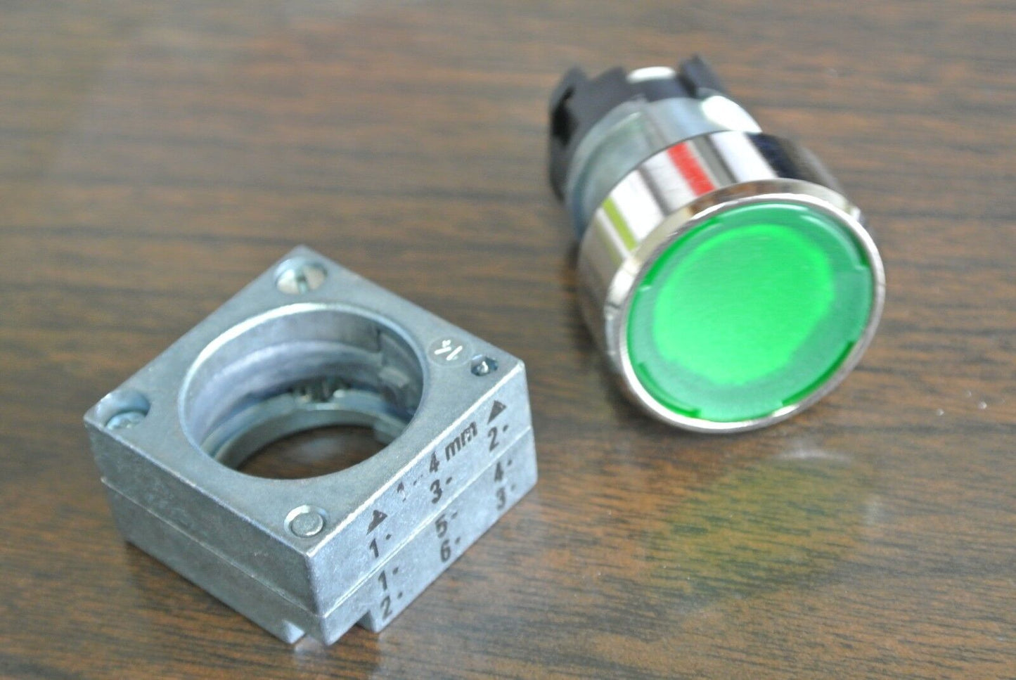 SIEMENS 3SB35 01-0AB71 / 3SB3501-0AB71 PUSHBUTTON w/ FLAT BUTTON ILLUM.- GREEN