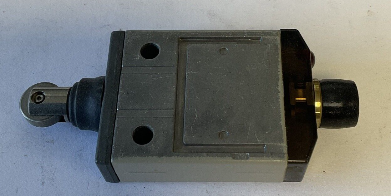 OMRON D4CC-4032 LIMIT SWITCH
