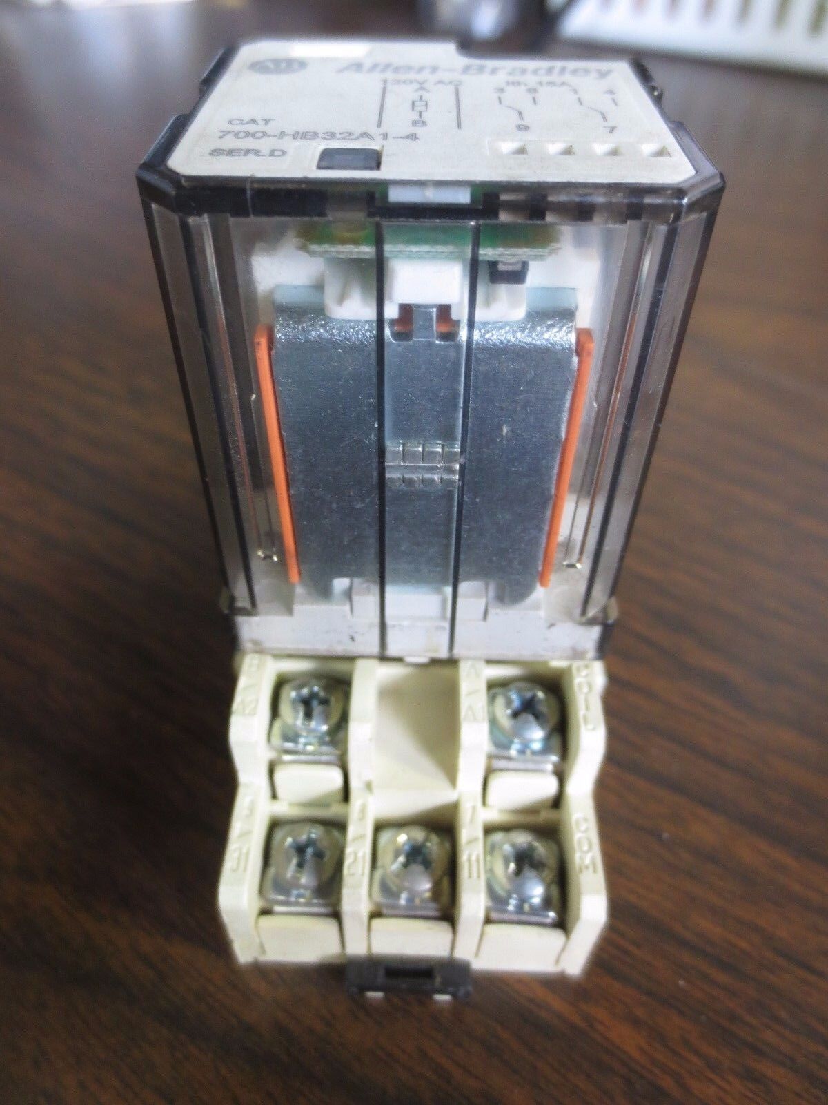 ALLEN-BRADLEY 700-HB32A1-4 Ser. D RELAY + 700-HN154 SOCKET / BASE