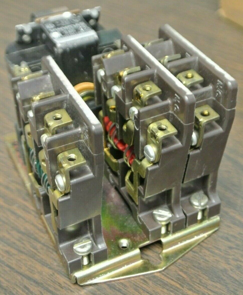 SYLVANIA 5UF6-2-76 / AC RELAY / 6 CONTACTS: 4 N.O., 2 N.C. / 110-120V COIL