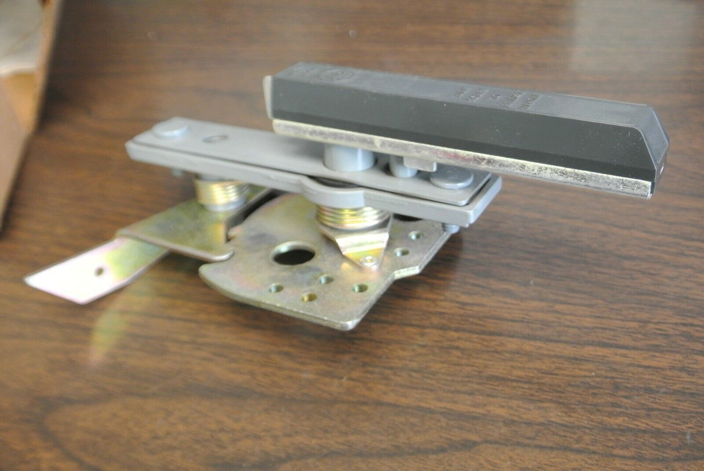 ALLEN-BRADLEY 1494F-LL2 / DOOR HARDWARE KIT / TOP & BOTTOM LATCH / LH OPERATOR