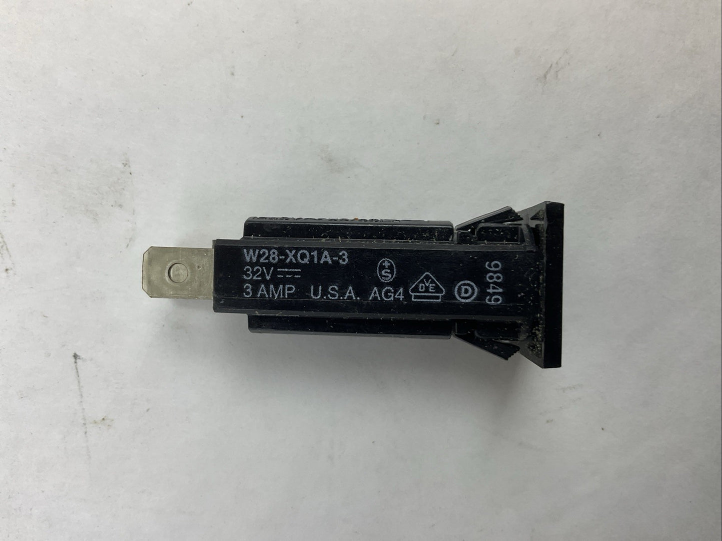 SIEMENS W28-XQIA-3 32VDC 3AMP CIRCUIT BREAKER (LOT OF 5)