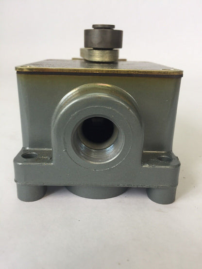 ALLEN BRADLEY 801-ASC3-13 LIMIT SWITCH ROLLER LEVER 600V AC/DC 1NO-1NC CONTACT