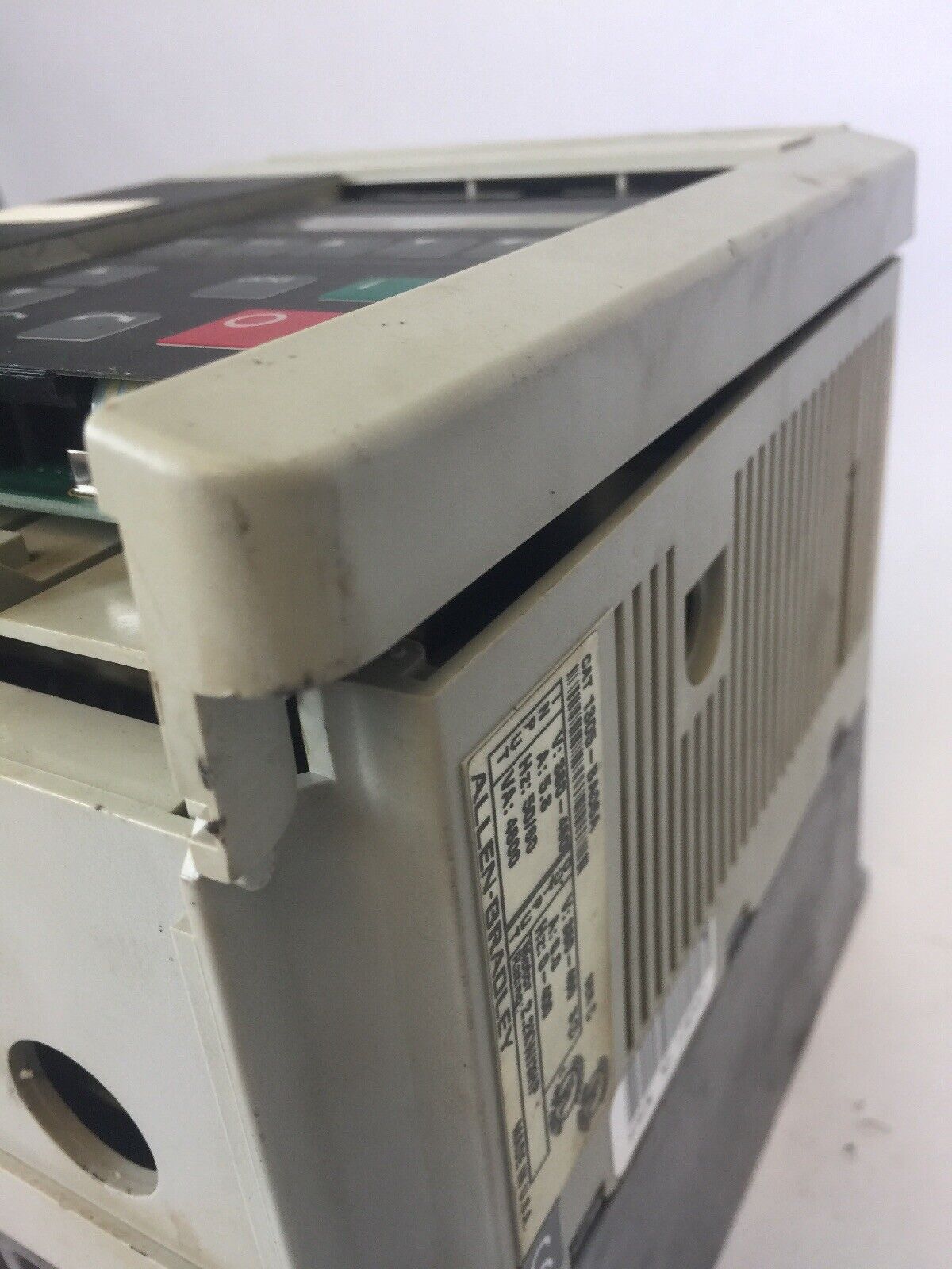 ALLEN BRADLEY 1305-BA06A AC DRIVE INPUT 380-460V 5.8A OUTPUT 380-460V 6.0A 3 HP