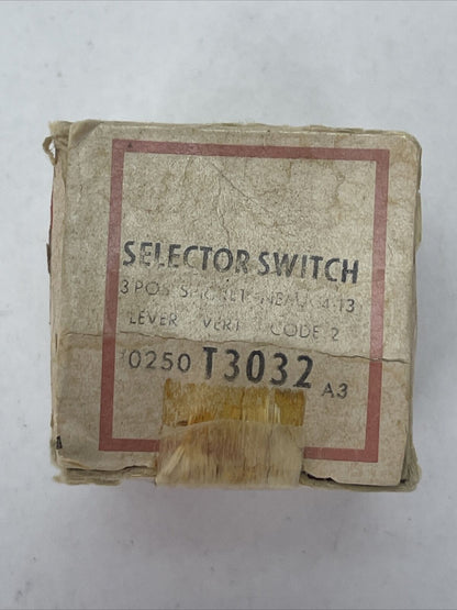 CUTLER HAMMER 10250T3032 SELECTOR SWITCH 3 POS. SPR. RET. NEMA 4-13 LEVER VERT