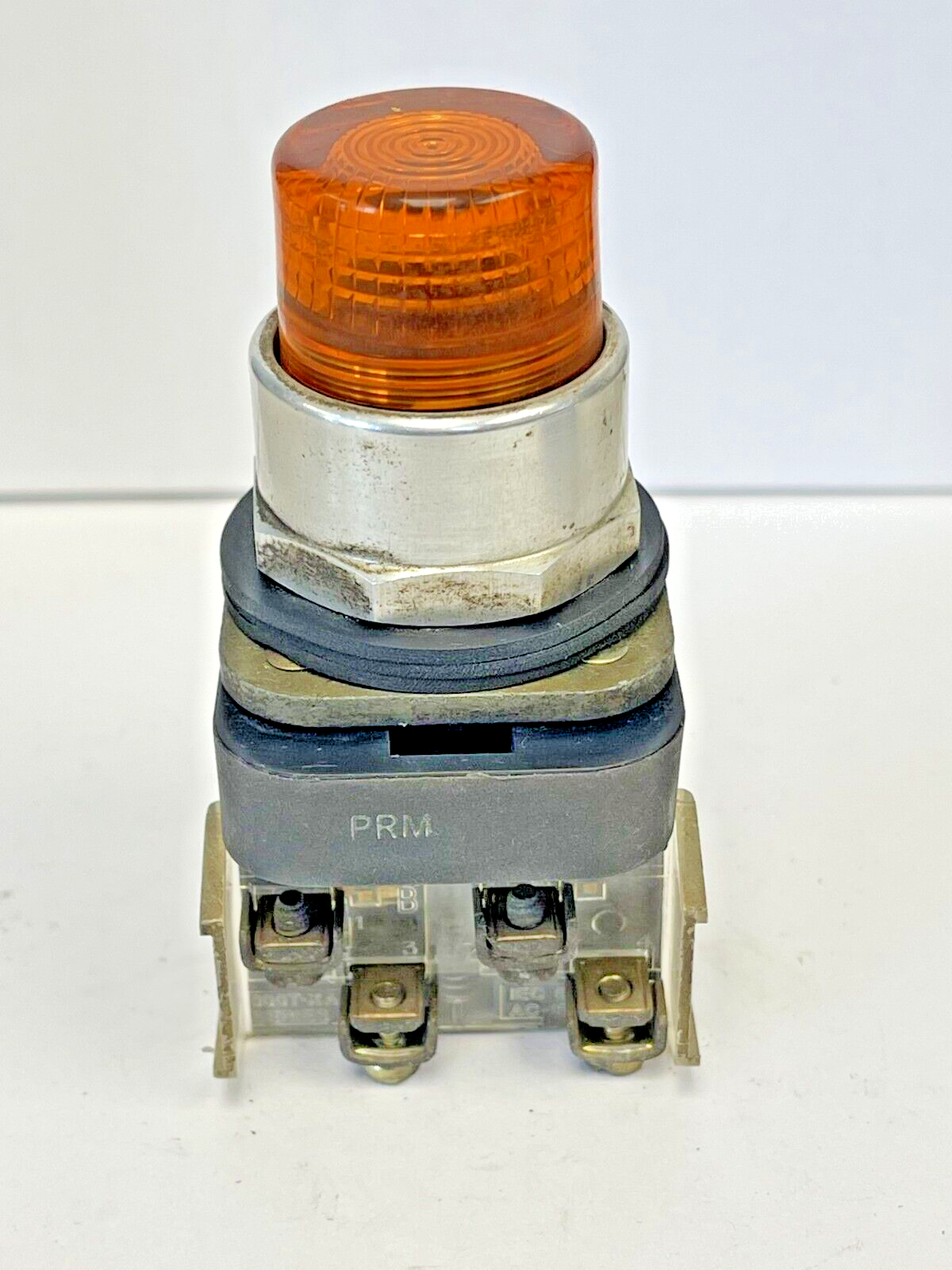 ALLEN BRADLEY -800T-PB16 -SER T-PILOT - AMBER - 120V AC 50/60 Hz, 755/1866 LAMP
