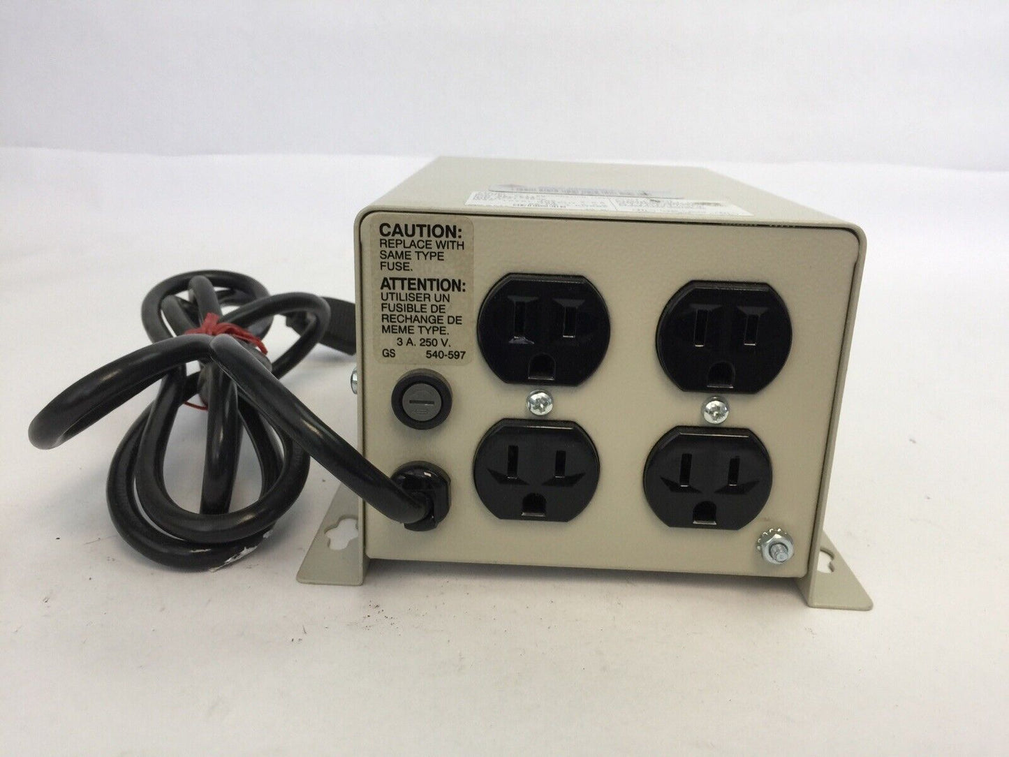 ONEAC CL1102 POWER CONDITIONER INPUT 120VAC 2.2A OUTPUT 120VAC 2.0A 60HZ 1 PHASE