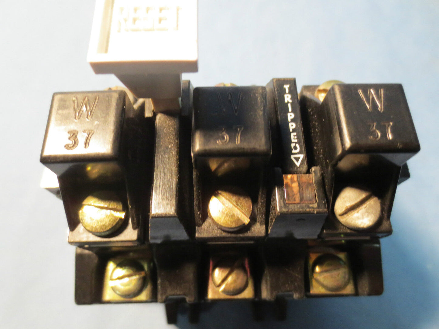 ALLEN-BRADLEY MANUAL RESET OVERLOAD RELAY 592-B0V16 592-BOV16 w/ W37 HEATERS