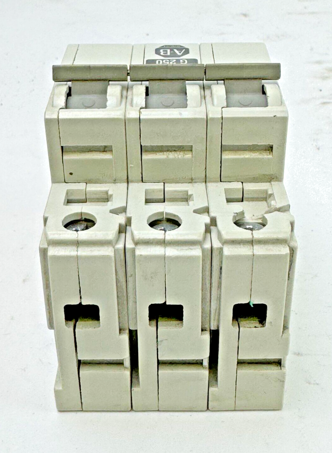 ALLEN-BRADLEY - 1492-CB3-G250 SER. C - MOTOR CONT. - 3 P, 25 A, 277 V, 10HP, 3PH