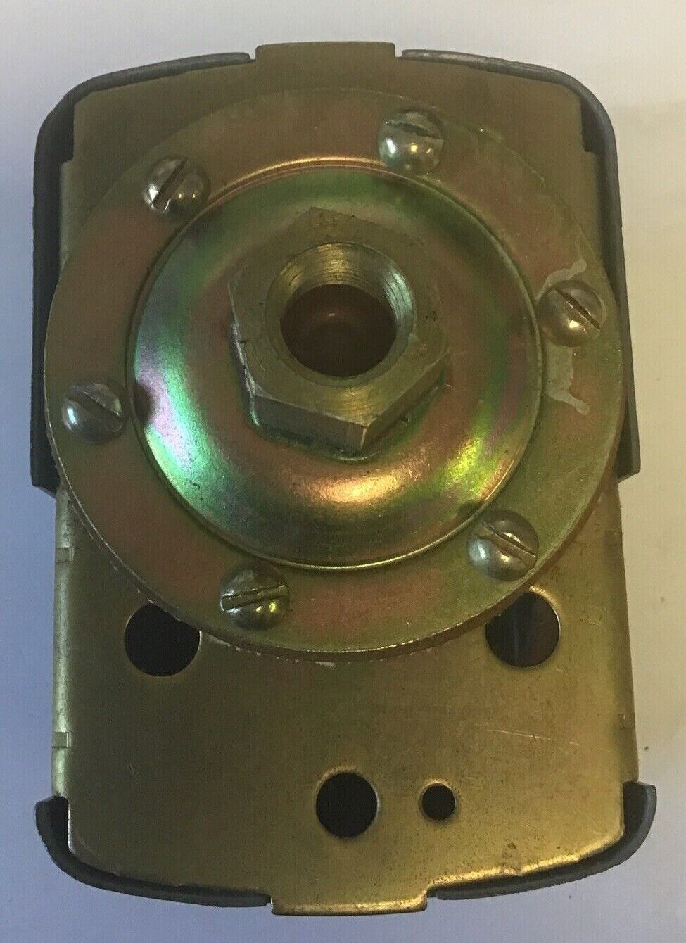 SQUARE D FSG-2 PRESSURE SWITCH CLOSE 20 OPEN 40 FORM P