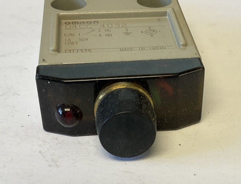OMRON D4CC-4032 LIMIT SWITCH