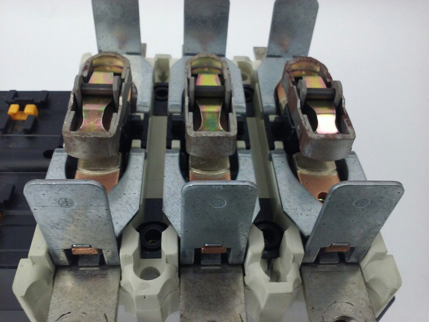 TELEMECANIQUE LC1F400 CONTACTOR, 3PH, 3P, 600V, 420A, 300HP,W/ LX9FJ910 24V COIL