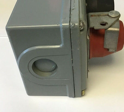 WESTINGHOUSE TYPE OT-1 CLASS 15-022 PUSHBUTTON STATION 600VAC/DC
