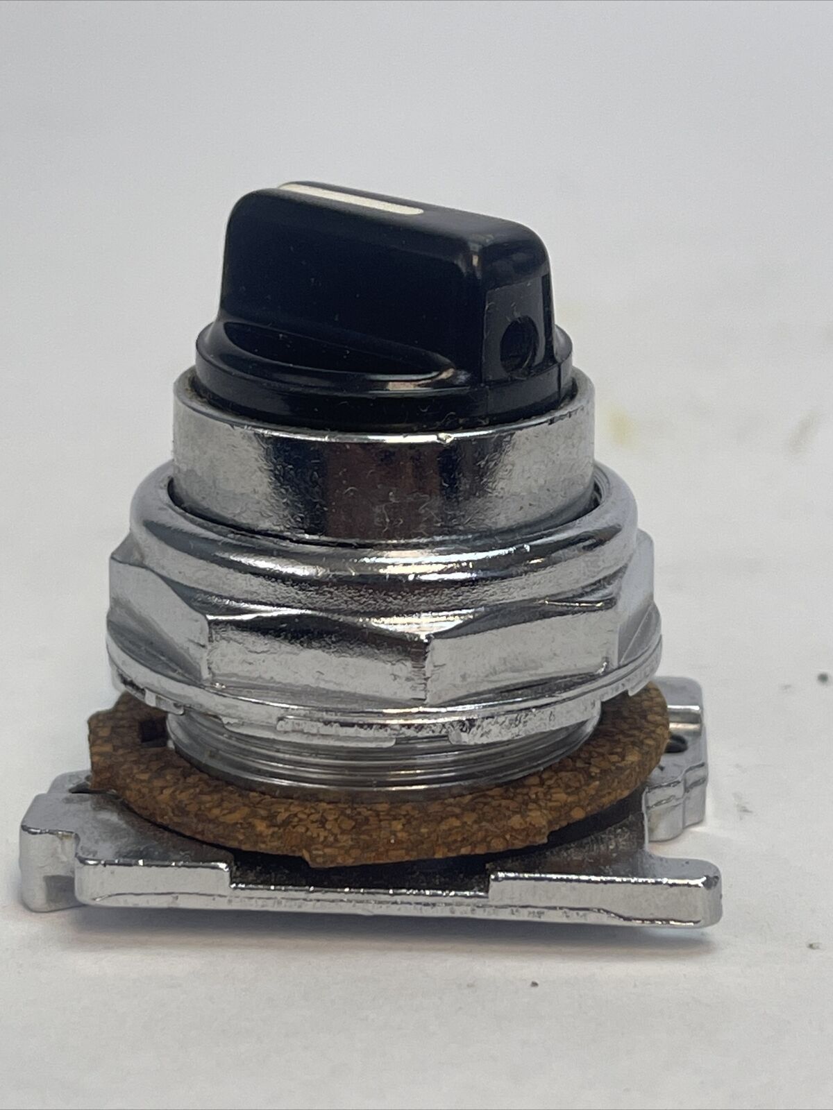 CUTLER HAMMER 10250T3032 SELECTOR SWITCH 3 POS. SPR. RET. NEMA 4-13 LEVER VERT