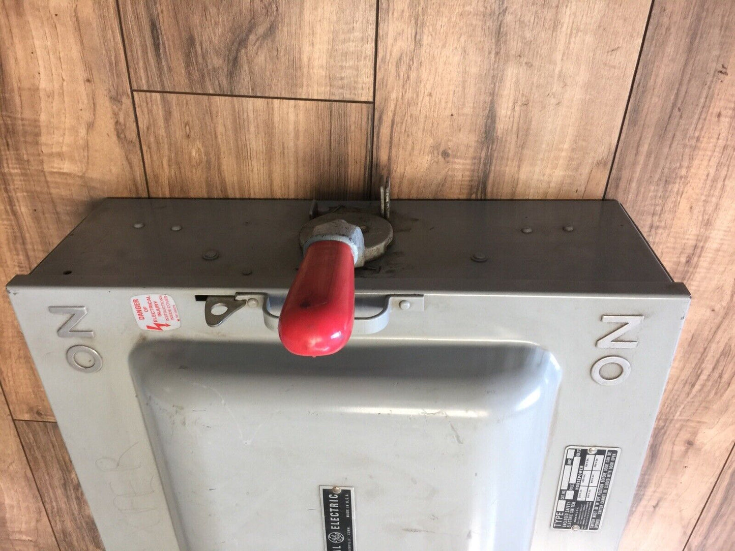 GE TC35323 TYPE HD ENCLOSED SAFETY ELECTRIC SWITCH 100A 240VAC 3P 7.5HP DOUBLE
