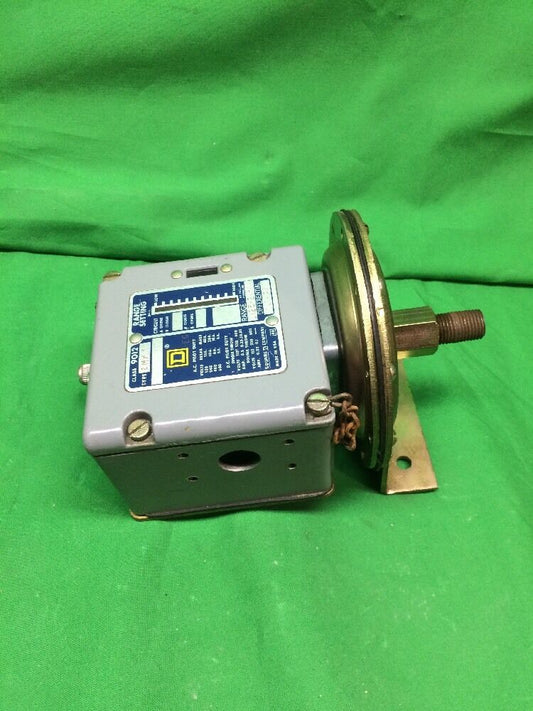 SQUARE D PRESSURE SWITCH 9012 AMW1, 120/240/480/480V, BREAK 15/10/6/50AMP, NEW