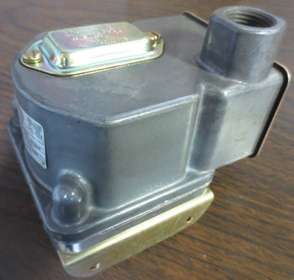 BARKSDALE D1T-M18 TERMINAL BLOCK DIAPHRAGM PRESSURE SWITCH - NEW SURPLUS