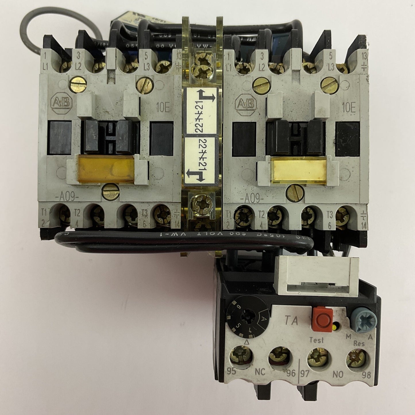 ALLEN BRADLEY 104-A0N9D3 REVESRSING STARTER SER B 600VAC 7-1/2HP  COIL 120V 60HZ