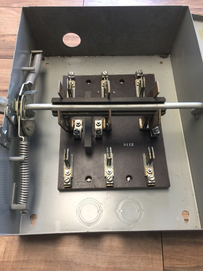GE TC35323 TYPE HD ENCLOSED SAFETY ELECTRIC SWITCH 100A 240VAC 3P 7.5HP DOUBLE