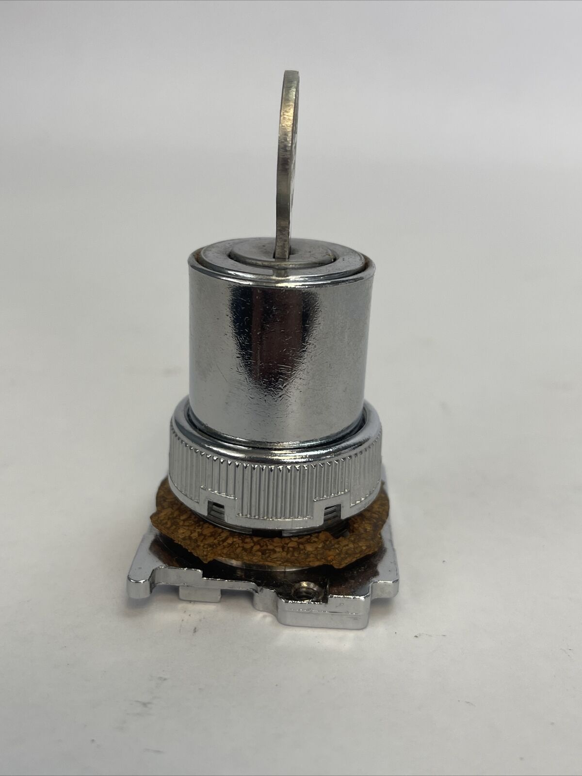 CUTLER HAMMER 10250T15334 SELECTOR SWITCH KEY OPER. NEMA 3-13 3 POS.SPR. RET.