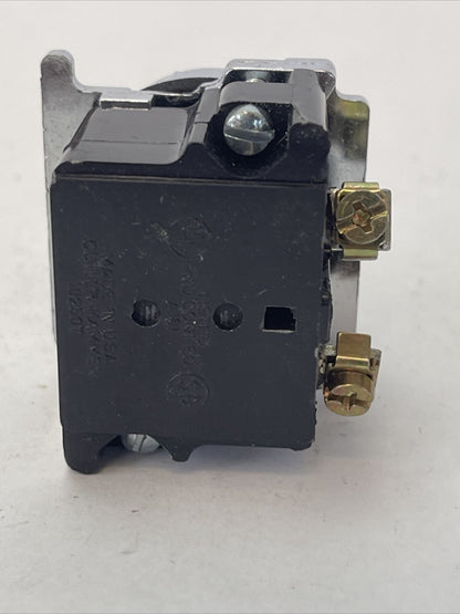 CUTLER HAMMER 10250T182N STD. IND. LIGHT TRANS. 1 HOLE MTG. 240V 50-60HZ