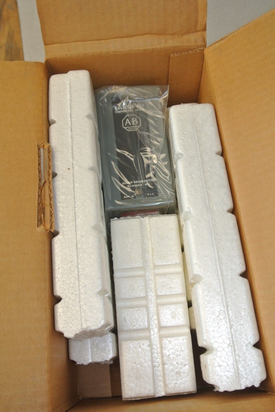 ALLEN-BRADLEY 837-AT11-JMC TEMPERATURE SWITCH / 90-200° F / NEW SURPLUS