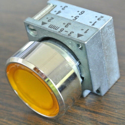 SIEMENS 3SB3501-0AA01 - PUSH BUTTON, ILLUMINATED, AMBER - NEW SURPLUS