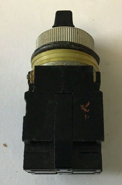 GENERAL ELECTRIC CR104B2221 SELECTOR SWITCH 3POS 150V SILVER COLOR RING**LOTOF2*