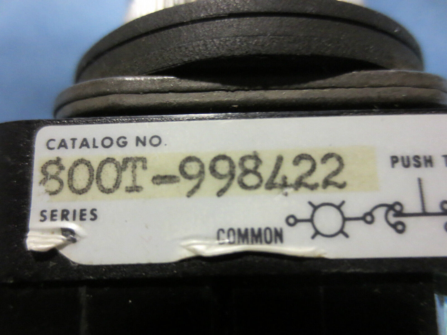 ALLEN-BRADLEY 800T-998422 Ser. B ILLUMINATED PUSH BUTTON AMBER