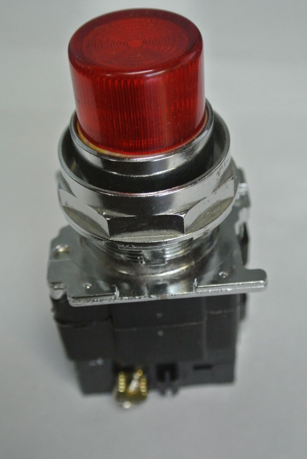 CUTLER-HAMMER 10250T77R ILLUMINATED PUSHBUTTON 120V - 1 N.O. RED - NEW SURPLUS