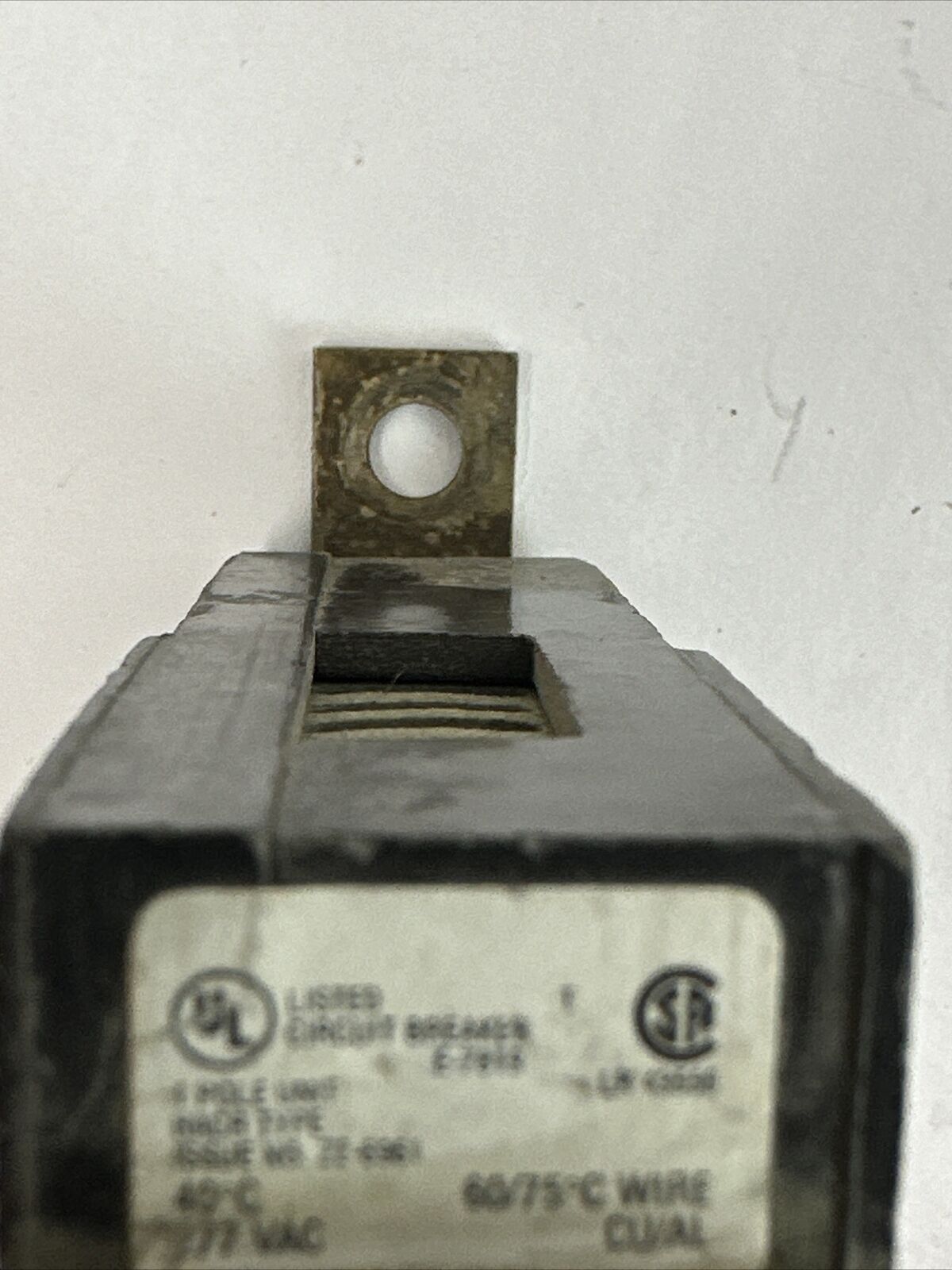 CUTLER HAMMER GHB1100 CIRCUIT BREAKER 100AMP 1POLE 277VAC MISSING SCREW FOR LUG